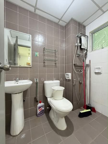 Kediaman Servis untuk Disewa di SuriaMas Suites - Chang Kai Yin - Bathroom - PropertyGuru.com.my