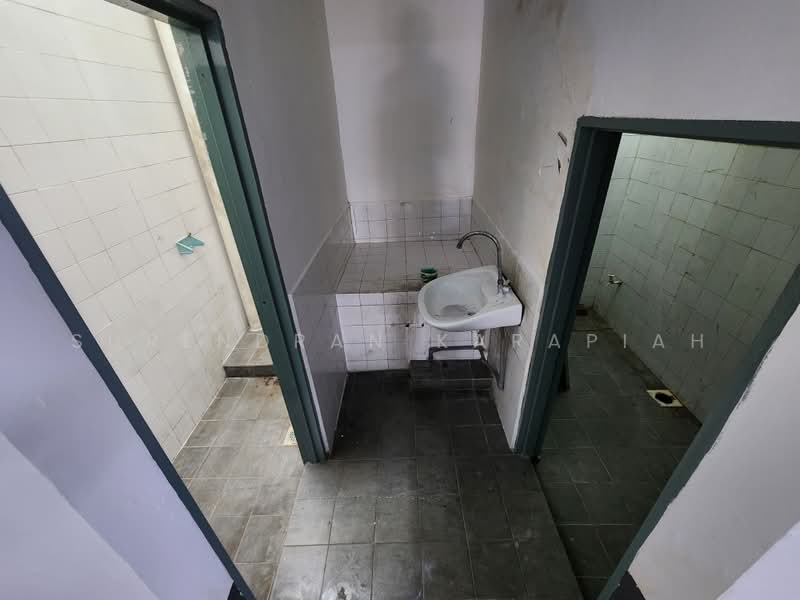Kedai untuk Disewa di Taman Bayu Perdana (Klang) - Surendran Karapiah - Bathroom - PropertyGuru.com.my