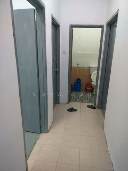 Pangsapuri untuk Dijual di Putri Ria Apartment - Cora Loh - Corridor - PropertyGuru.com.my