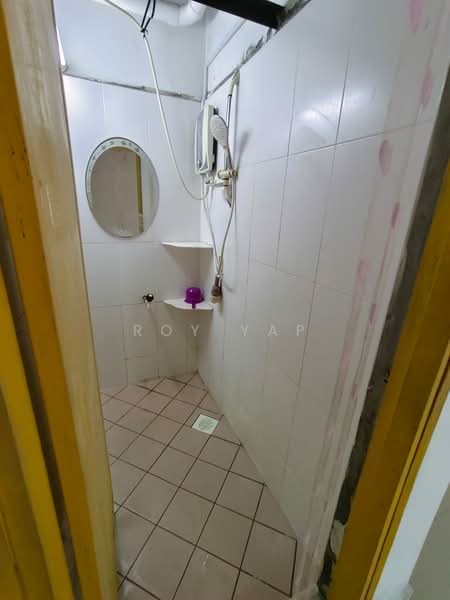 Rumah Flat untuk Disewa di Rumah Pangsa Permas Jaya - Roy Yap - Bathroom - PropertyGuru.com.my