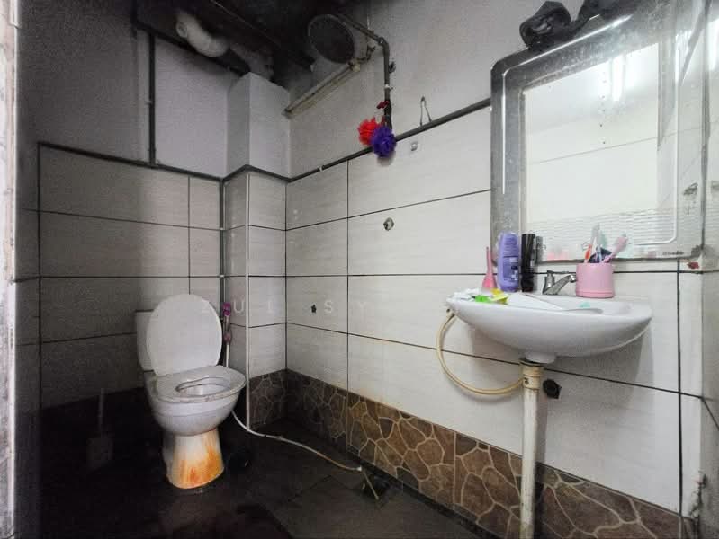 Flat for Sale at Pangsapuri 610 - Zul Syafiq - Bathroom - PropertyGuru.com.my