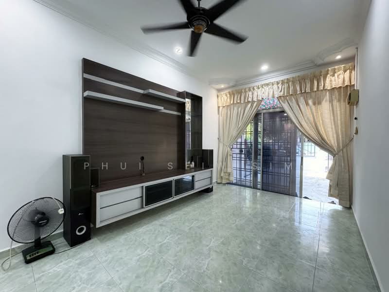 1-storey Terraced House for Sale in Bukit Indah (Iskandar Puteri (Nusajaya)) - Phui Seiw Sim - Living Room - PropertyGuru.com.my