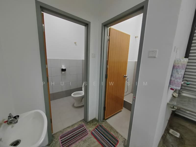 1-storey Terraced House for Rent in Bandar Indahpura (Kulai) - Phui Seiw Sim - Bathroom - PropertyGuru.com.my