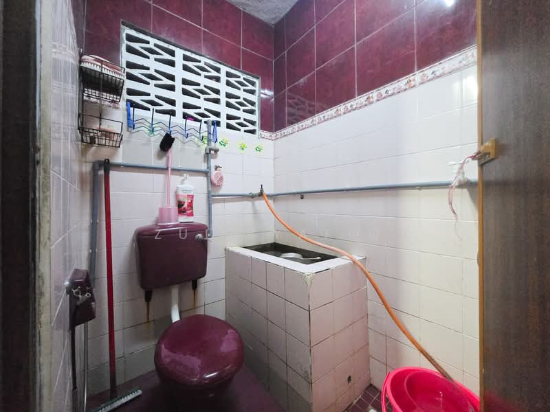 Rumah Teres 2-Tingkat untuk Dijual di Taman Putra (Ampang) - Zul Syafiq - Bathroom - PropertyGuru.com.my
