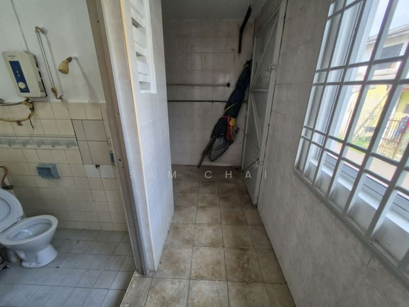 2-storey Terraced House for Sale in Taman Desa Cemerlang (Ulu Tiram) - Sam Chai - Bathroom - PropertyGuru.com.my