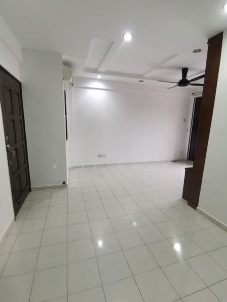 Kondominium untuk Dijual di Putra Place Condominium - Kaze Kang - Living Room - PropertyGuru.com.my