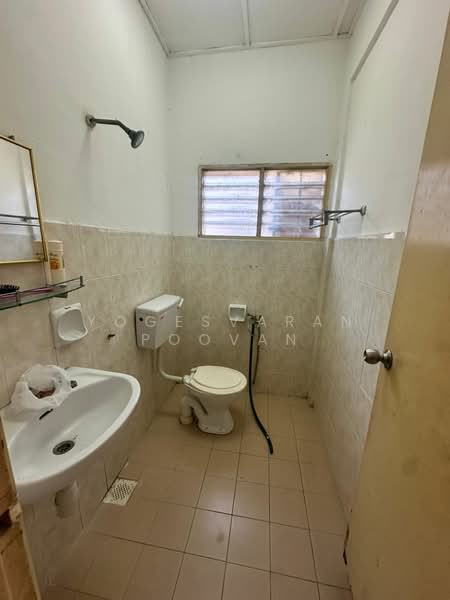 Pangsapuri untuk Disewa di Tropika Apartment - Yogesvaran Poovan - Bathroom - PropertyGuru.com.my