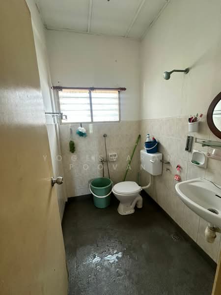 Pangsapuri untuk Disewa di Tropika Apartment - Yogesvaran Poovan - Bathroom - PropertyGuru.com.my