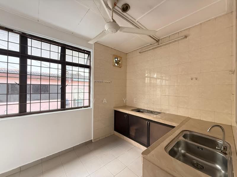 2-storey Terraced House for Sale in Taman Molek (Johor Bahru) - Eva Yeo - Kitchen - PropertyGuru.com.my