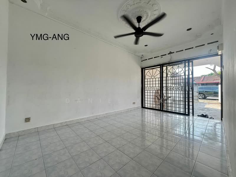 1-storey Terraced House for Sale in Kampung Teluk Panglima Garang (Telok Panglima Garang) - Daniel Kok - Living Room - PropertyGuru.com.my