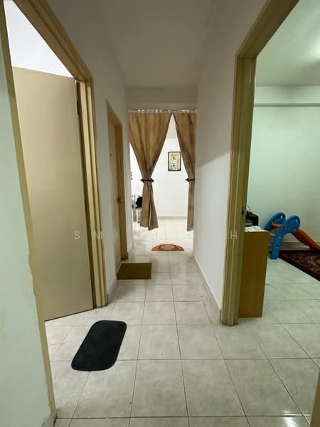 Pangsapuri untuk Dijual di Vista Seri Alam - Smith Goh - Corridor - PropertyGuru.com.my