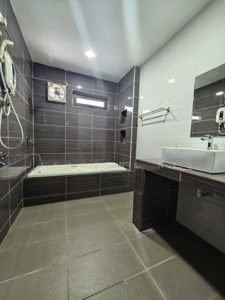 Semi-Detached House for Sale in Taman Mutiara Rini (Skudai) - Jesserine Neo - Bathroom - PropertyGuru.com.my