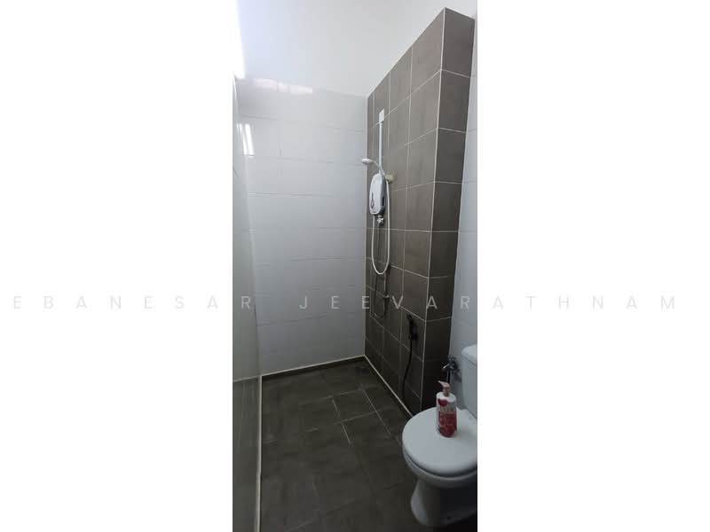 1-storey Terraced House for Sale in Iringan Bayu (Seremban) - Ebanesar Jeevarathnam - Bathroom - PropertyGuru.com.my