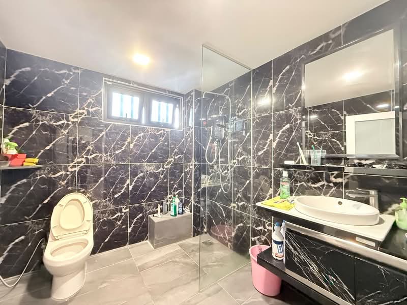 Semi-Detached House for Sale in Taman Pelangi (Johor Bahru) - Smith Goh - Bathroom - PropertyGuru.com.my