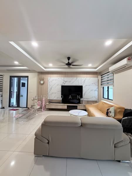 Cluster House for Sale in Taman Mount Austin (Tebrau) - Jordan . - Living Room - PropertyGuru.com.my