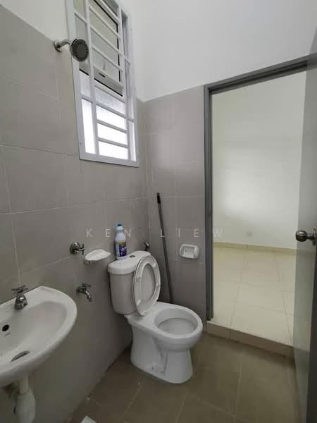 Semi-Detached House for Rent in Kelapa Sawit (Kulai) - Ken Liew - Bathroom - PropertyGuru.com.my