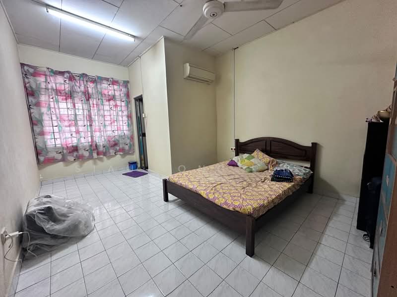 Semi-Detached House for Sale in Taman Megah Ria (Masai) - Siau Tong Ling - Bedroom - PropertyGuru.com.my