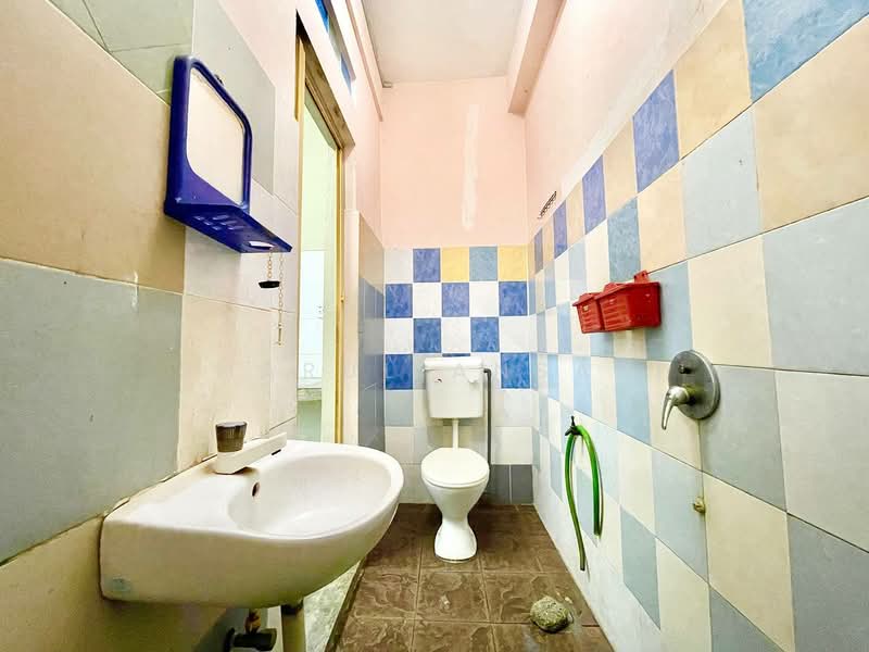 Rumah Teres 1.5-Tingkat untuk Dijual di Taman Rasah Jaya (Rasah) - Sharul Ansari - Bathroom - PropertyGuru.com.my