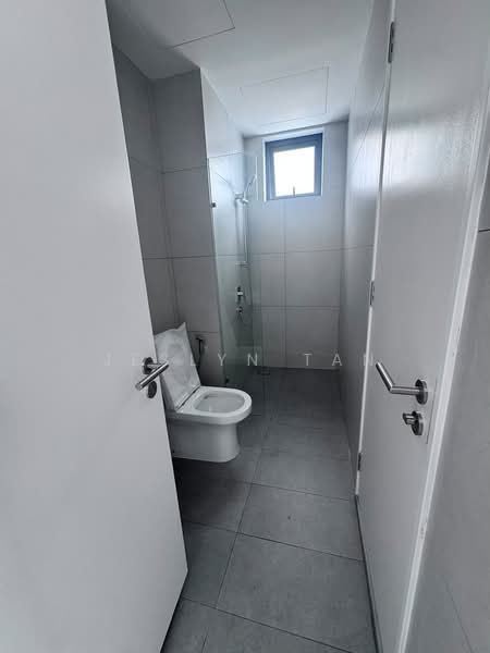 Kediaman Servis untuk Dijual di Laurel Residence - Jeslyn Tan - Bathroom - PropertyGuru.com.my