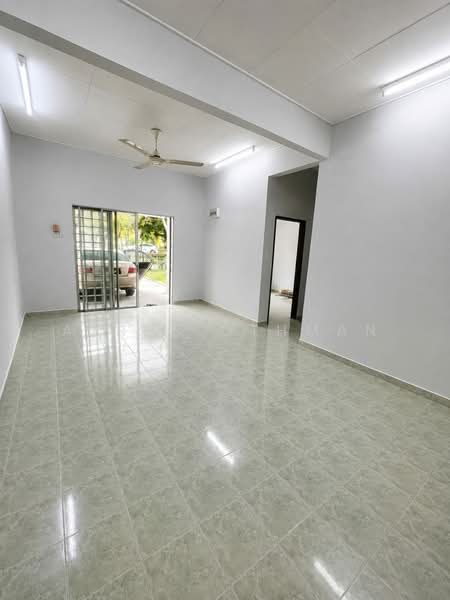 Rumah Teres 1-Tingkat untuk Dijual di Garden Avenue (Seremban 2) - Azrul Othman - Living Room - PropertyGuru.com.my