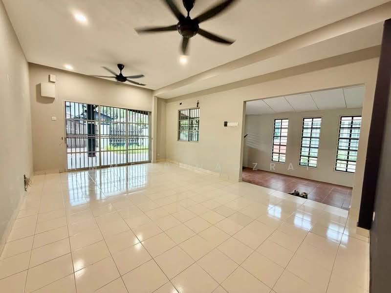 Rumah Berkembar untuk Dijual di Taman Desaria (Nilai) - Ammeer Nadzrai - Living Room - PropertyGuru.com.my
