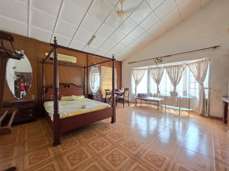 Bungalow House for Sale in Seksyen 8 (Shah Alam) - Rizamudin Mugeni - Bedroom - PropertyGuru.com.my