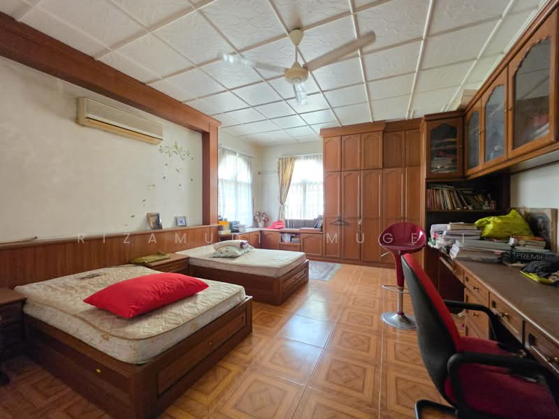 Bungalow House for Sale in Seksyen 8 (Shah Alam) - Rizamudin Mugeni - Bedroom - PropertyGuru.com.my
