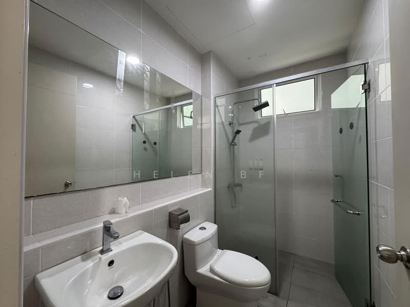 Kediaman Servis untuk Dijual di Parkland Residence - Helen BF - Bathroom - PropertyGuru.com.my