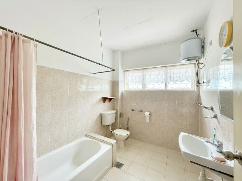 Bungalow House for Sale in Seksyen 16 (Petaling Jaya) - Afiqah zaidi - Bathroom - PropertyGuru.com.my