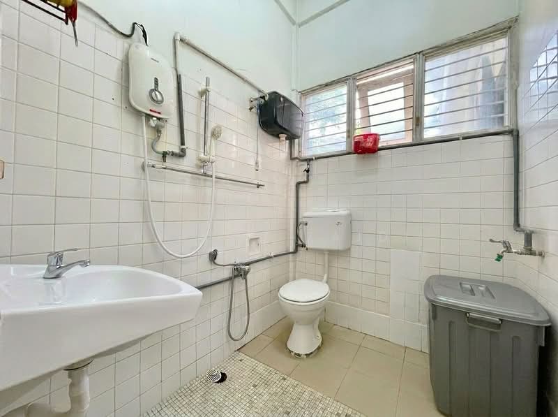 Bungalow House for Sale in Seksyen 16 (Petaling Jaya) - Afiqah zaidi - Bathroom - PropertyGuru.com.my