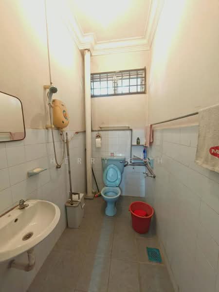 Rumah Berkembar untuk Dijual di Taman Kempas (Tampoi) - Herry Goh - Bathroom - PropertyGuru.com.my