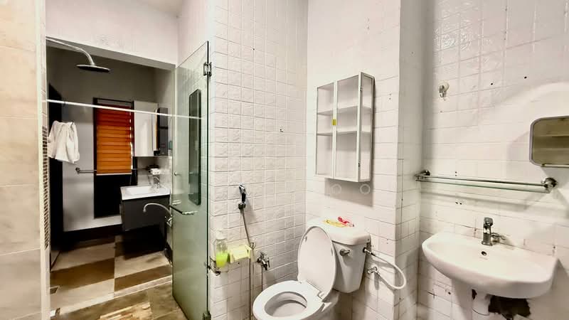 Semi-Detached House for Sale in Taman Danau Desa (Taman Desa) - Dlynie Ooi - Bathroom - PropertyGuru.com.my