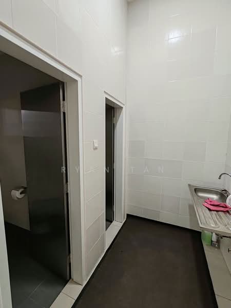 Shop / Office for Rent in Bandar Baru Sri Petaling (Sri Petaling) - Ryan Tan - Bathroom - PropertyGuru.com.my