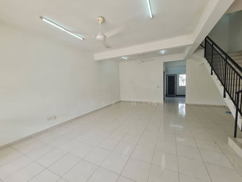2-storey Terraced House for Sale in Bandar Puncak Alam (Puncak Alam) - Chee Hin - Living Room - PropertyGuru.com.my