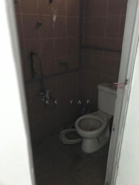 Kedai / Pejabat untuk Disewa di Taman Bukit Serdang (Seri Kembangan) - KK Yap - Bathroom - PropertyGuru.com.my