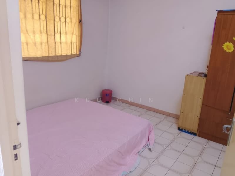 Flat for Sale at Flat Taman Ungku Tun Aminah - Kuu Chin - Bedroom - PropertyGuru.com.my