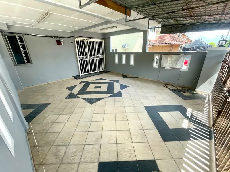 2-storey Terraced House for Sale in Taman Semenyih Mewah (Semenyih) - Azli Ibrahim - Entrance - PropertyGuru.com.my