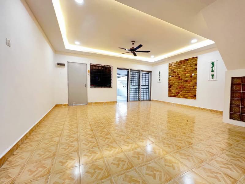 2-storey Terraced House for Sale in Taman Bukit Kempas (Tampoi) - Ee Fong Toh - Living Room - PropertyGuru.com.my