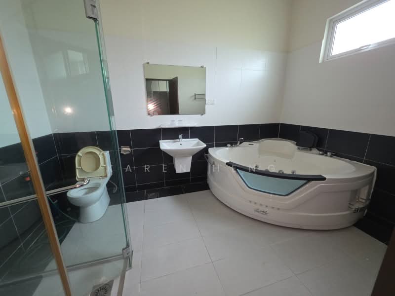 Bungalow House for Sale in Leisure Farm (Gelang Patah) - Karen Heng - Bathroom - PropertyGuru.com.my