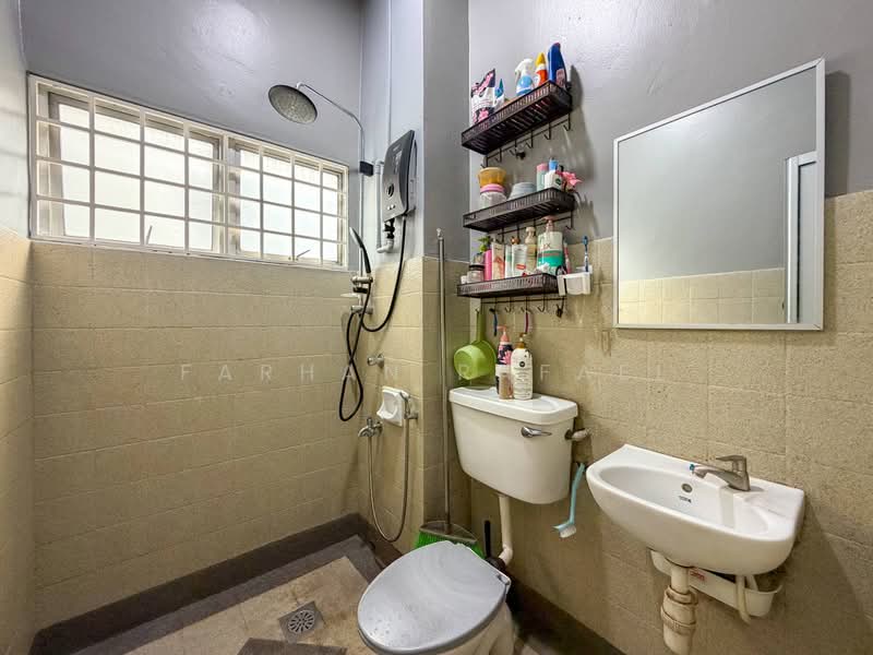 2-storey Terraced House for Sale in Bandar Kinrara Seksyen 1 (Bandar Kinrara) - Farhan Rafael - Bathroom - PropertyGuru.com.my