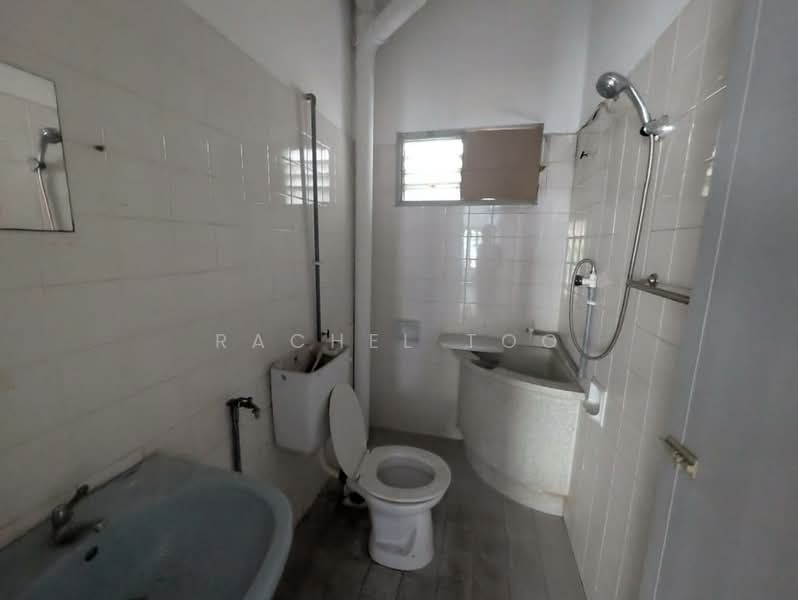 Rumah Teres 2-Tingkat untuk Dijual di Usj 2 (Subang Jaya) - Rachel Too - Bathroom - PropertyGuru.com.my