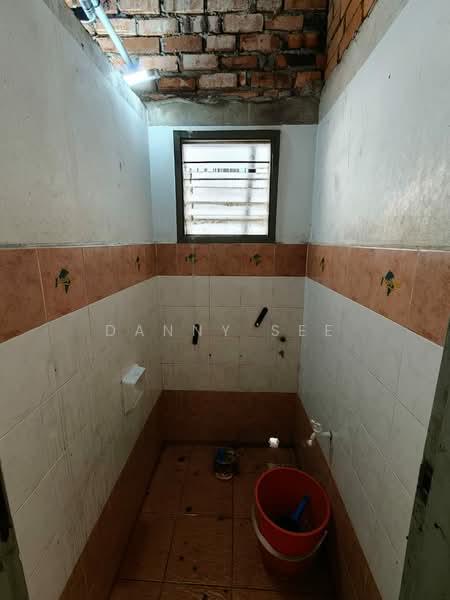 Shop / Office untuk Disewa di Bandar Indahpura (Kulai) - Danny See - Bathroom - PropertyGuru.com.my