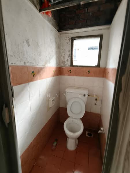 Shop / Office untuk Disewa di Bandar Indahpura (Kulai) - Danny See - Bathroom - PropertyGuru.com.my