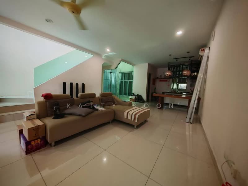 Rumah Teres 2-Tingkat untuk Dijual di Bandar Putra Permai (Seri Kembangan) - Katty Soon - Living Room - PropertyGuru.com.my