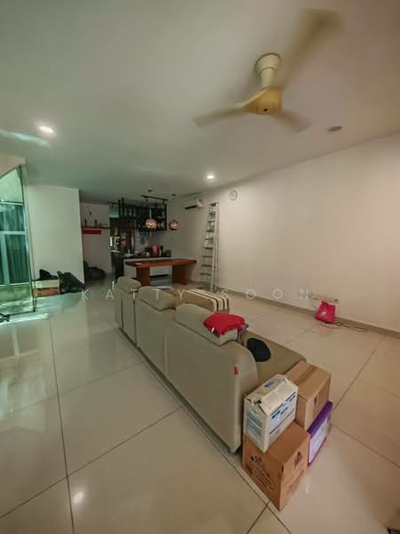 Rumah Teres 2-Tingkat untuk Dijual di Bandar Putra Permai (Seri Kembangan) - Katty Soon - Living Room - PropertyGuru.com.my