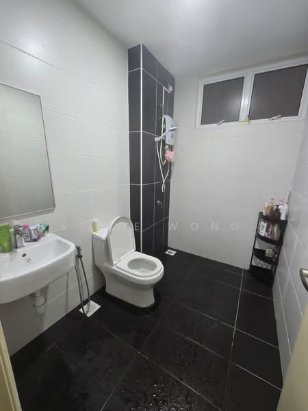 Kediaman Servis untuk Dijual di Twin Danga Residence - Steve Wong - Bathroom - PropertyGuru.com.my