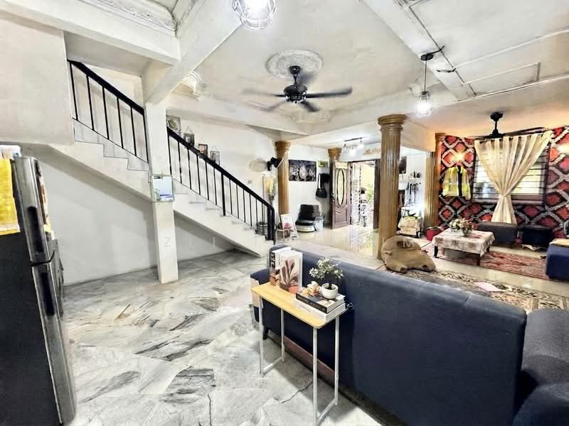 Rumah Teres 2-Tingkat untuk Dijual di Taman Impian Ehsan (Balakong) - Azli Ibrahim - Living Room - PropertyGuru.com.my