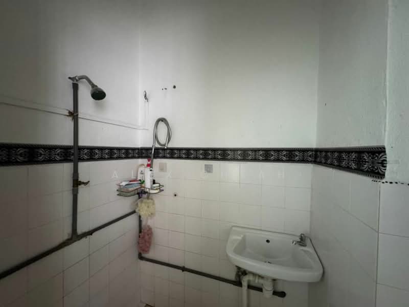 Rumah Flat untuk Dijual di Desa Mawar - Alex Cheah - Bathroom - PropertyGuru.com.my