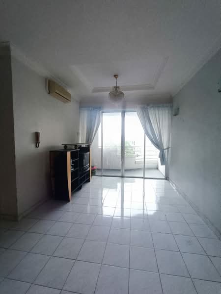 Kondominium untuk Dijual di N-Park Condominium - Lilly . - Living Room - PropertyGuru.com.my