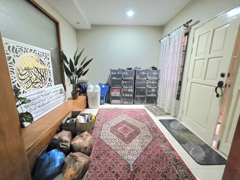2-storey Terraced House for Sale in Bukit Jelutong (Shah Alam) - Afiqah zaidi - Entrance - PropertyGuru.com.my